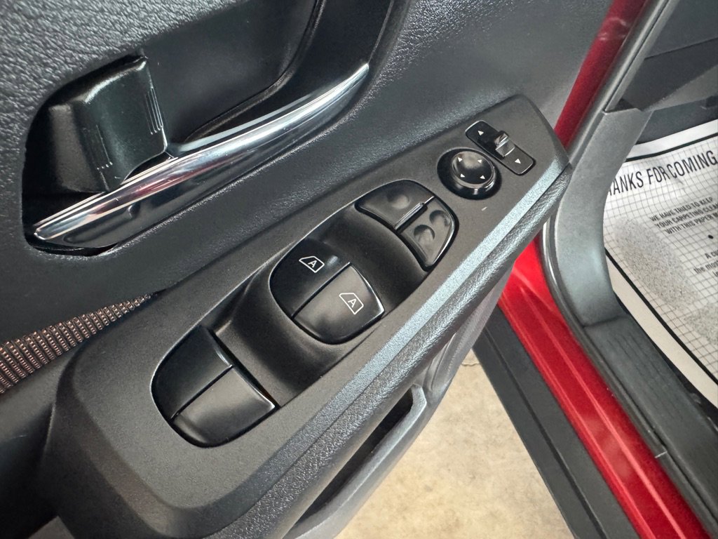 Used 2023 Nissan Kicks SR image 5