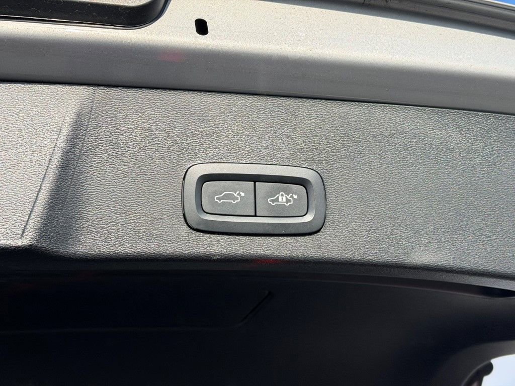 Used 2023 Volvo XC40 Recharge Ultimate image 17