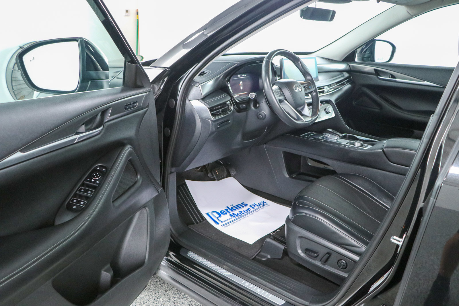 Used 2023 INFINITI QX60 Luxe w/ Cargo Package FWD image 3