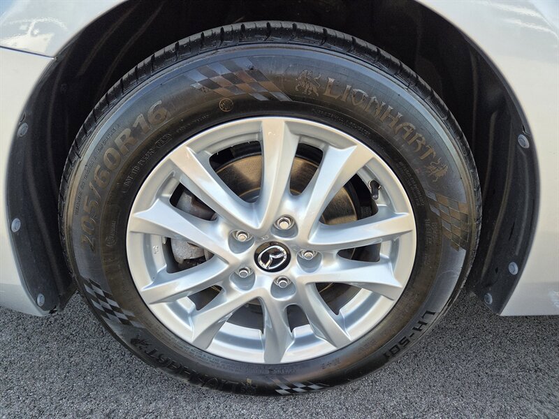 Used 2017 MAZDA MAZDA3 Sport w/ Preferred Equipment Package FWD image 9