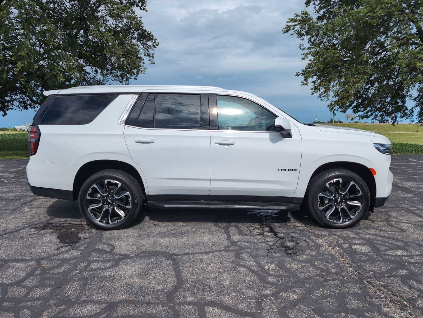 Used 2023 Chevrolet Tahoe LT w/ Luxury Package AWD/4WD image 13