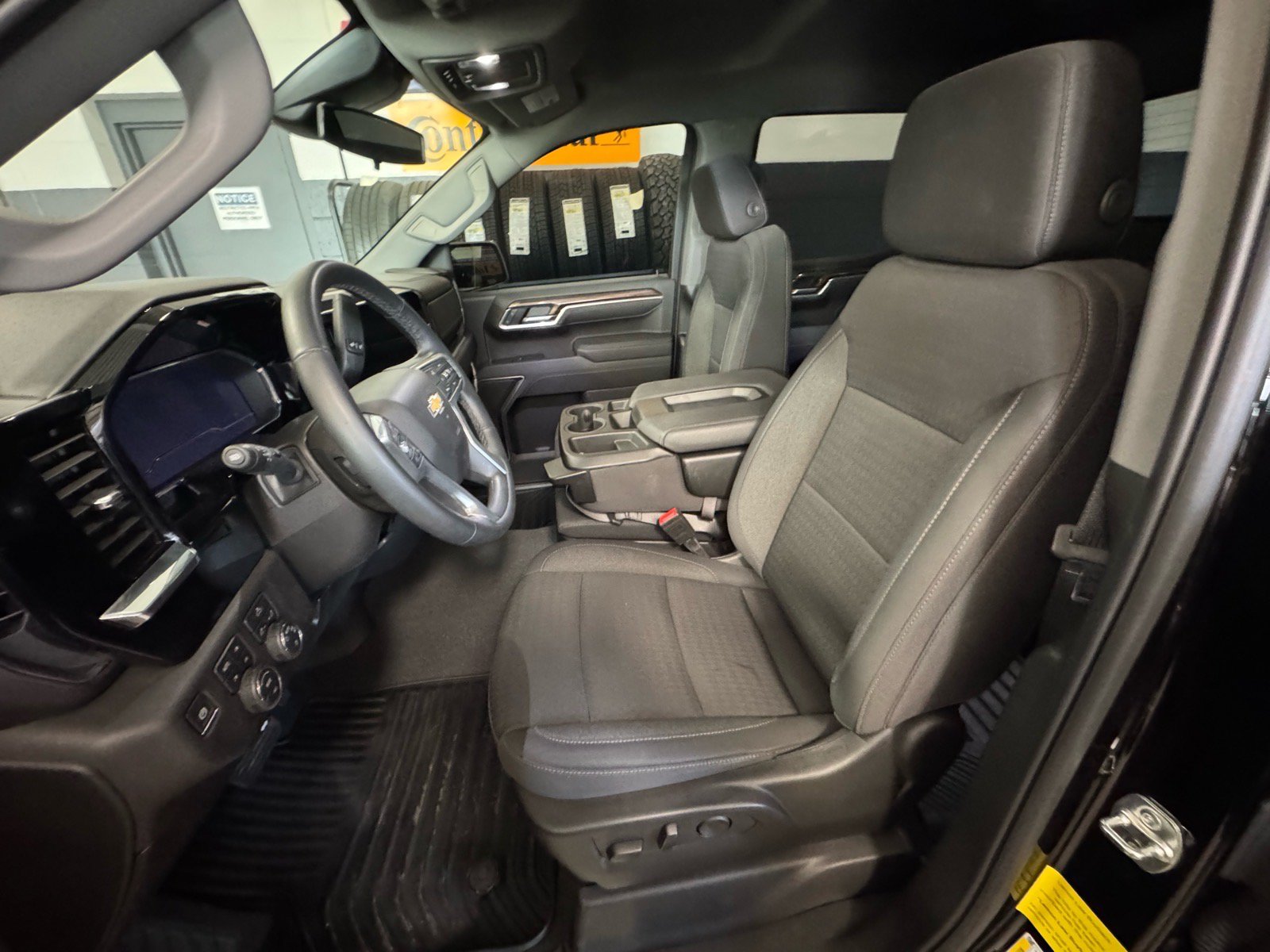 Used 2025 Chevrolet Silverado 1500 LT w/ Z71 Off-Road Package AWD/4WD image 17