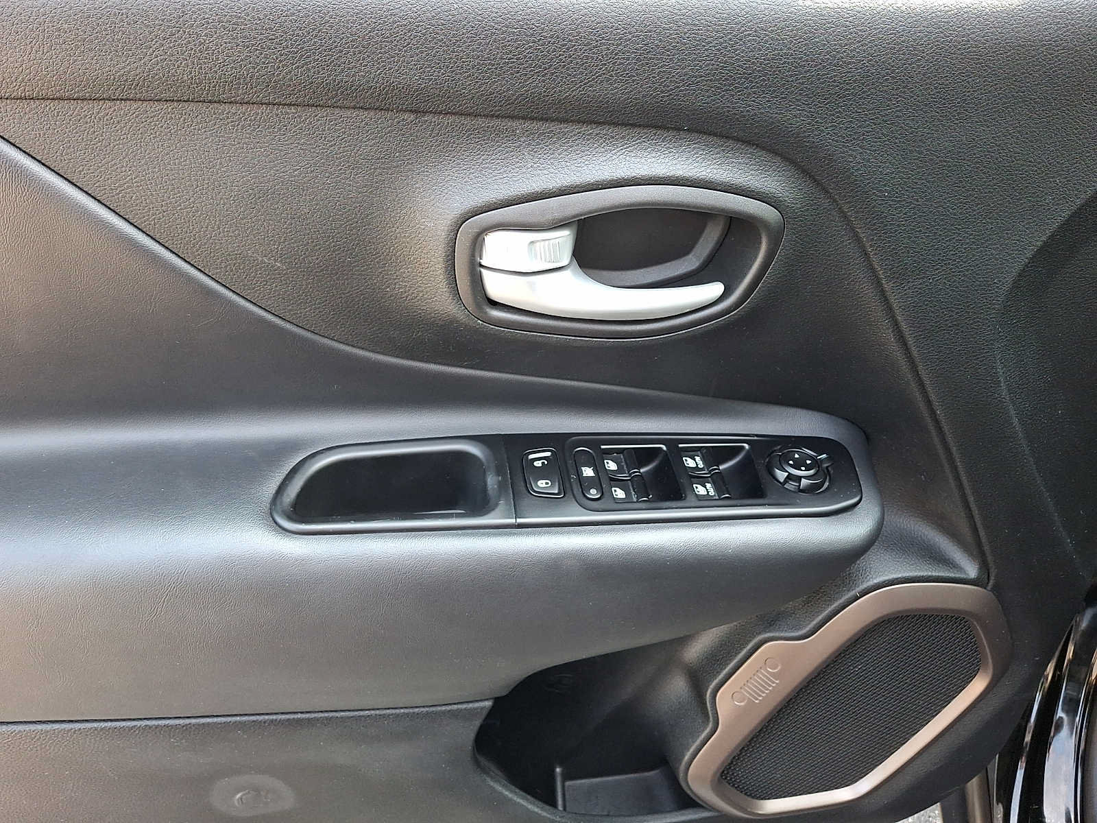 Certified 2023 Jeep Renegade Latitude AWD/4WD image 12