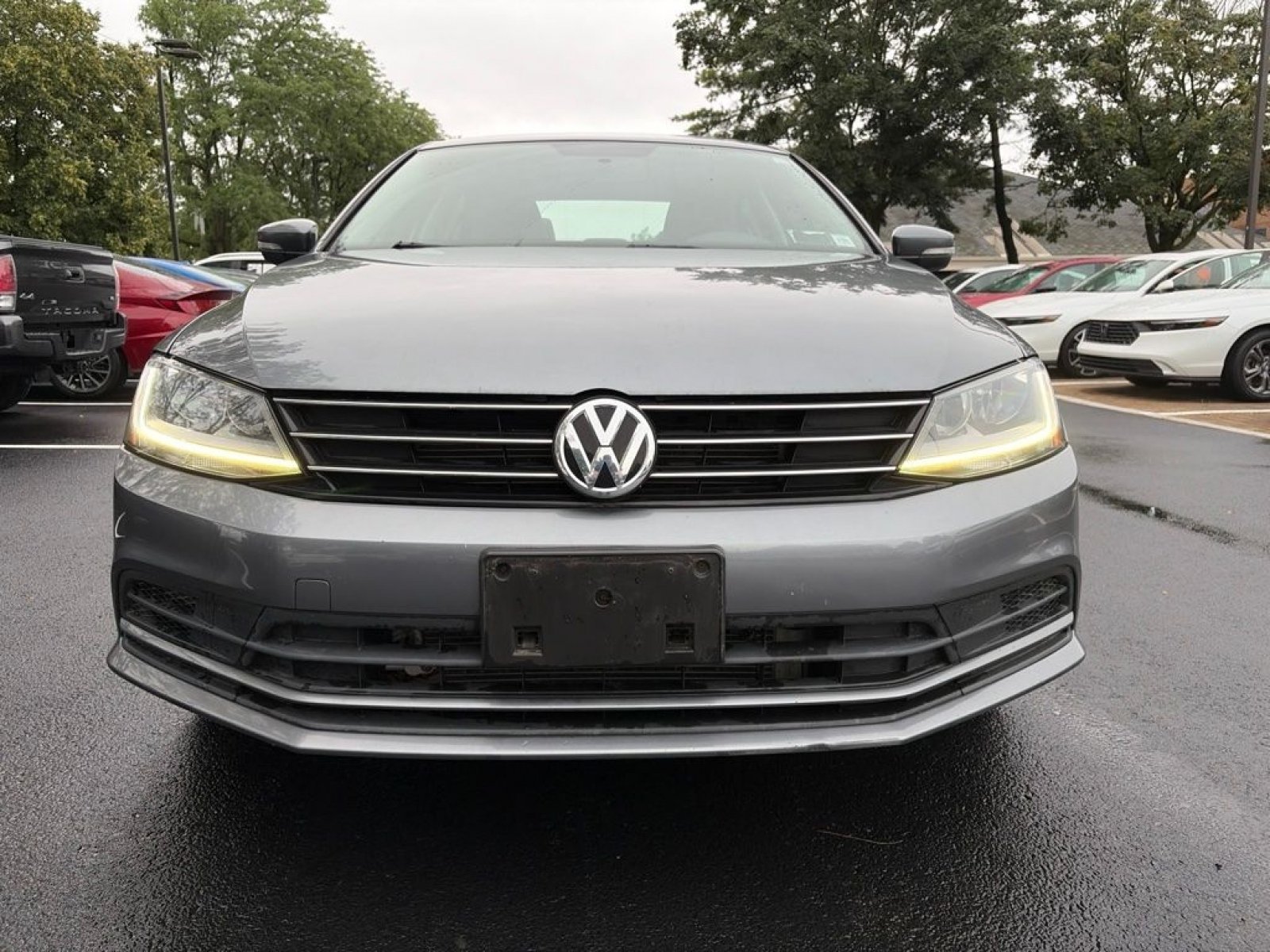 Used 2017 Volkswagen Jetta SE FWD image 2