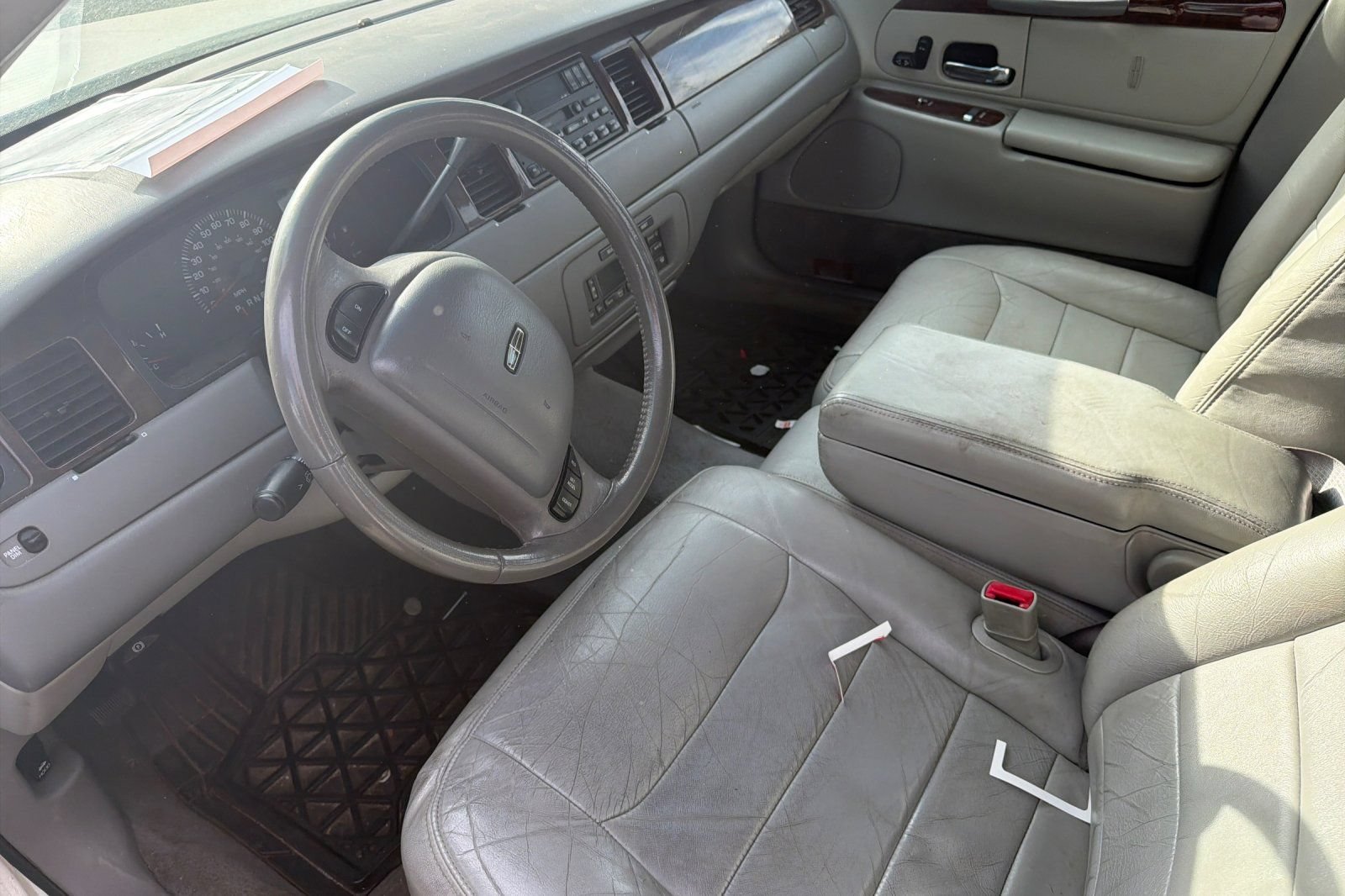 Used 2000 Lincoln Town Car Executive RWD image 4