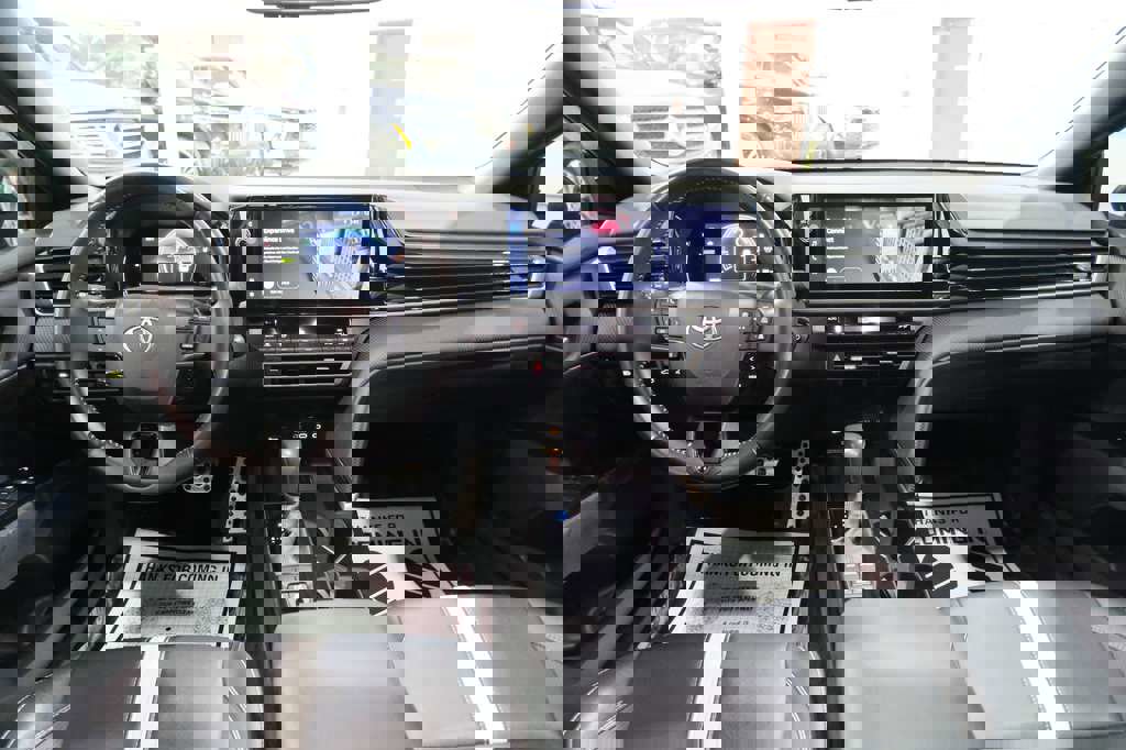 Used 2025 Toyota Camry SE image 25