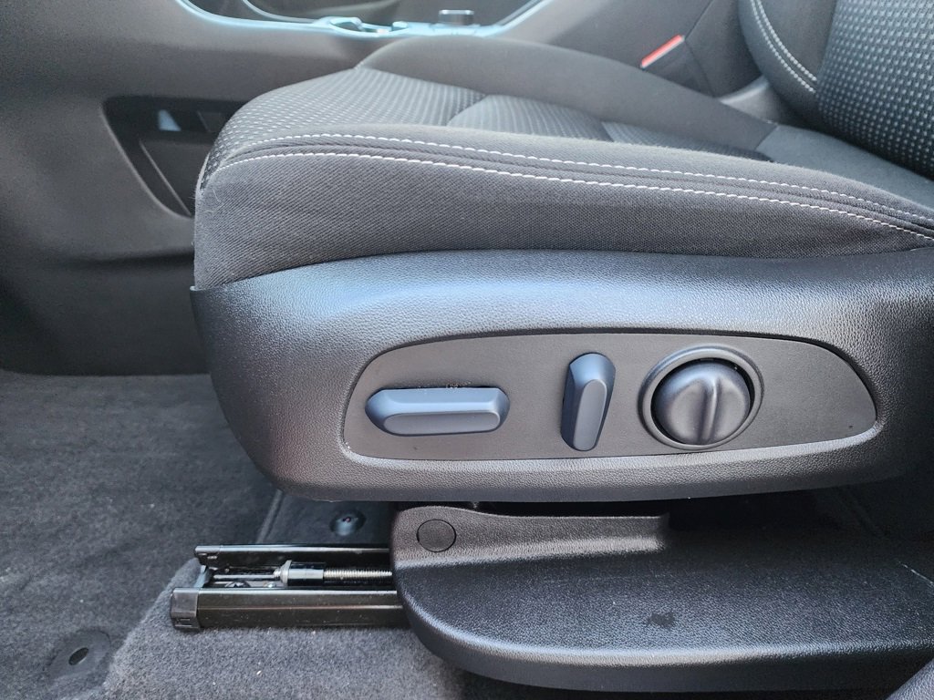 Used 2023 GMC Terrain SLE w/ Driver Convenience Package image 24