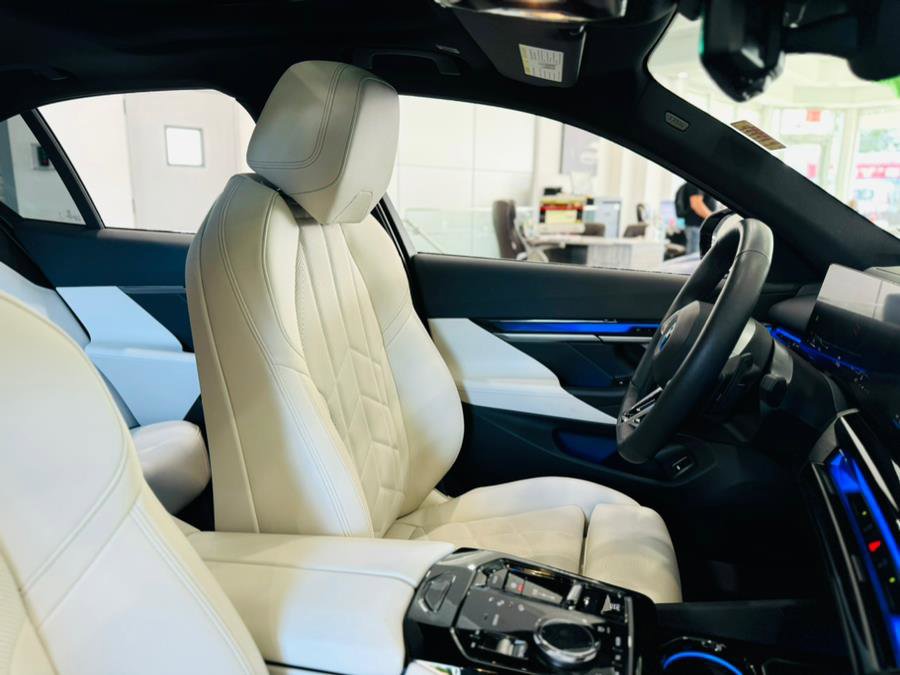 Used 2024 BMW 540i xDrive w/ Premium Package image 22