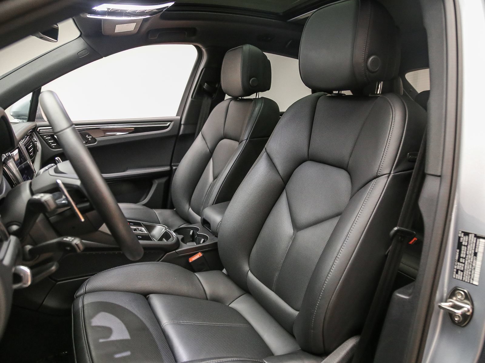 Certified 2026 Porsche Macan AWD/4WD image 5