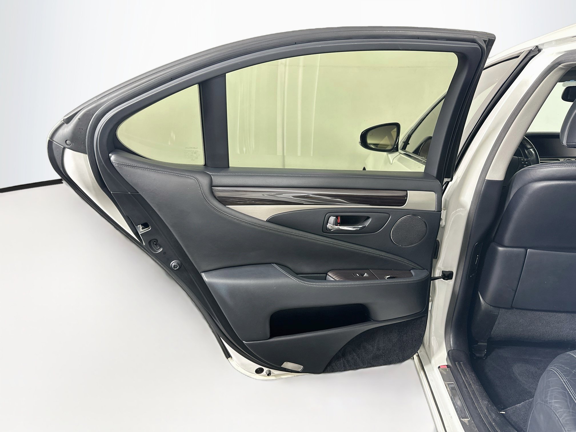 Used 2014 Lexus LS 460 w/ Comfort Package RWD image 27