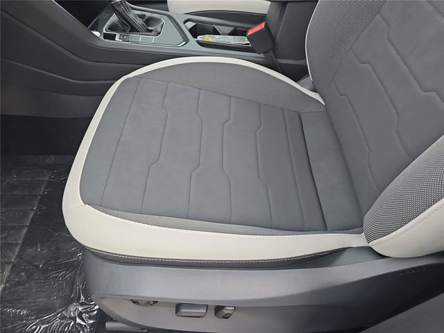 New 2026 Volkswagen Taos SE FWD image 15