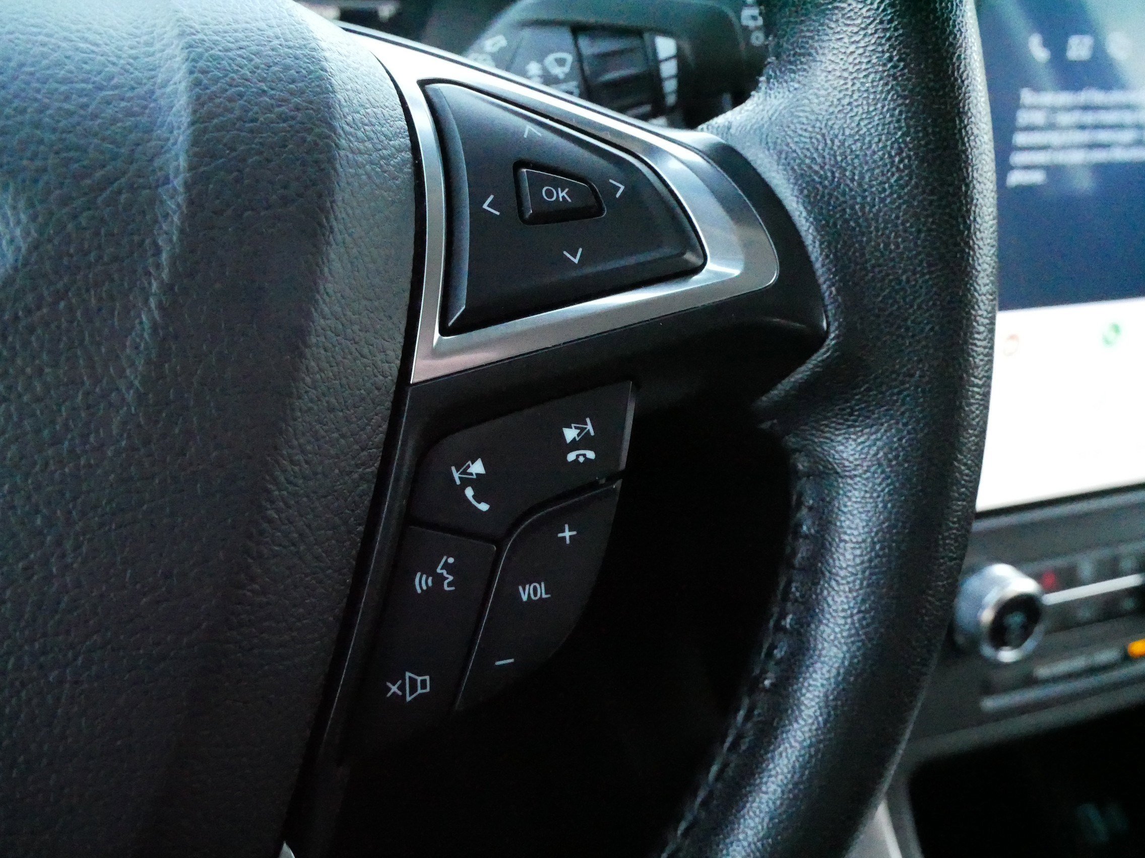 Used 2023 Ford Edge SEL image 25