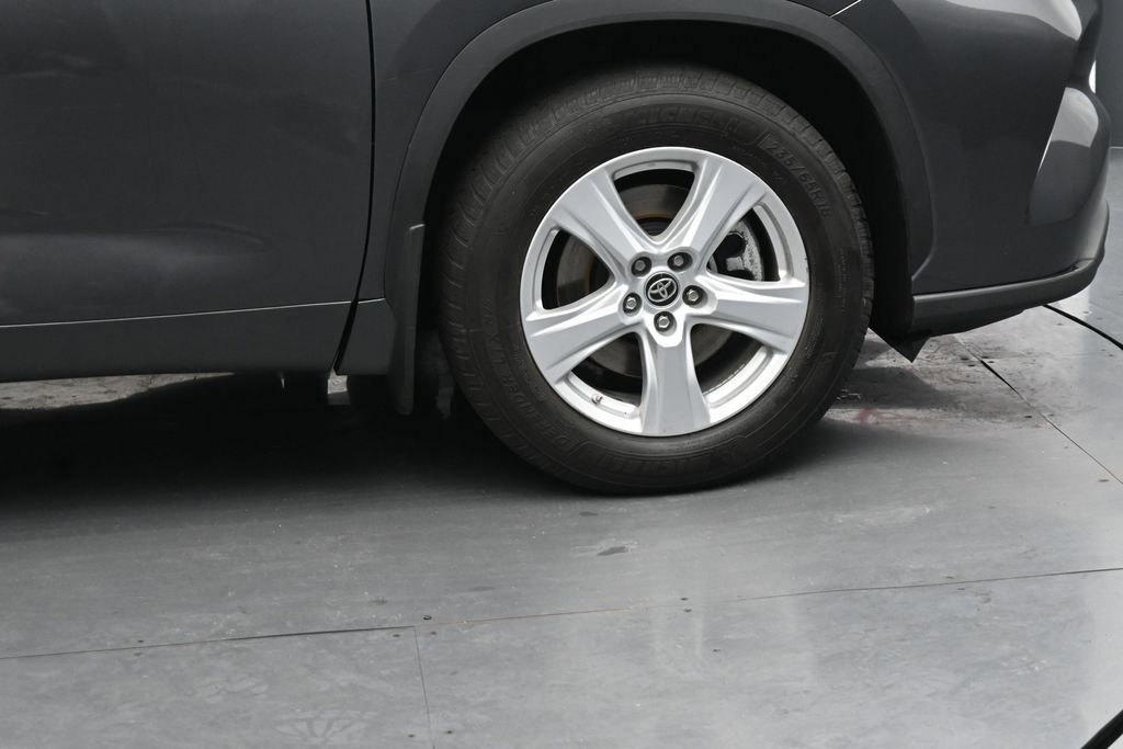 Used 2020 Toyota Highlander LE AWD/4WD image 11