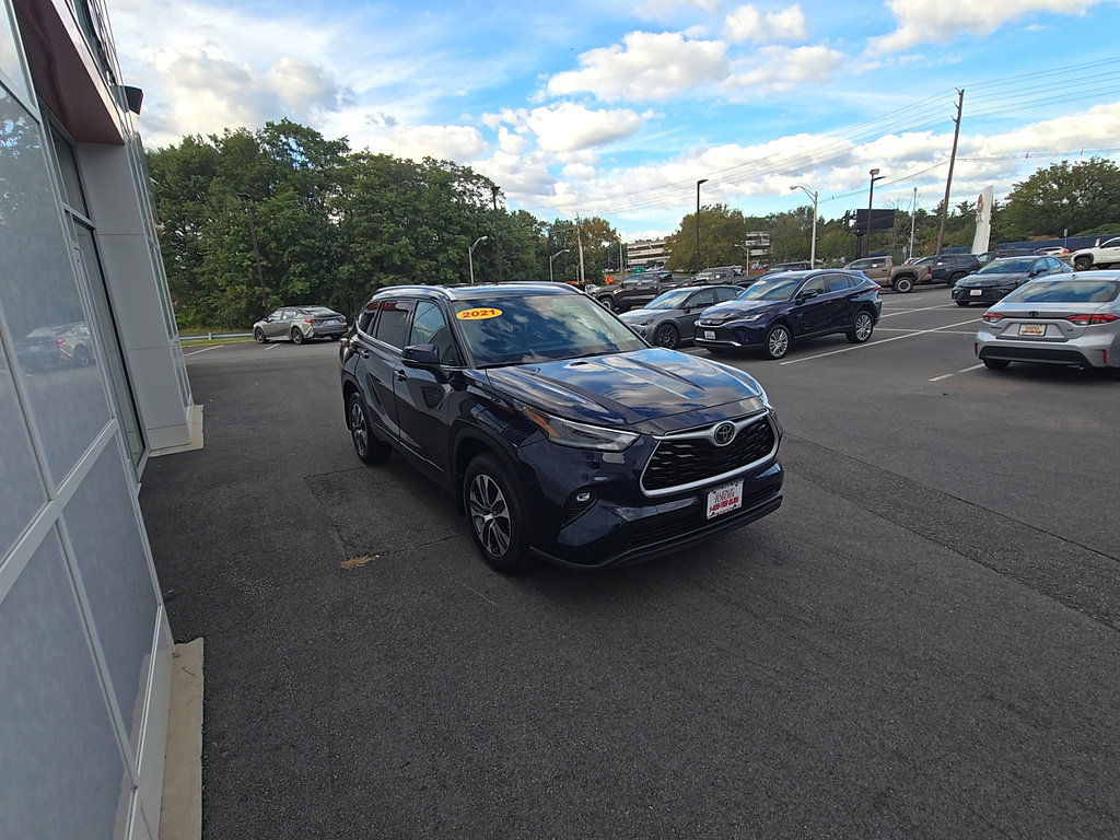 Certified 2021 Toyota Highlander XLE AWD/4WD image 3