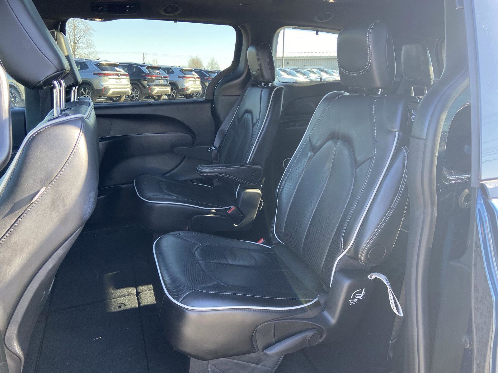 Used 2025 Chrysler Pacifica Limited image 25