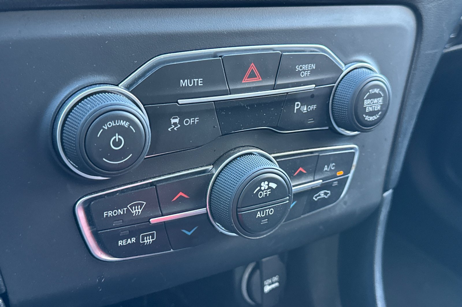 Used 2019 Dodge Charger SXT w/ Plus Group RWD image 30