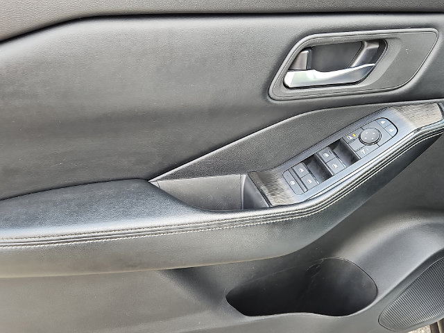 Used 2025 Nissan Rogue SV AWD/4WD image 13