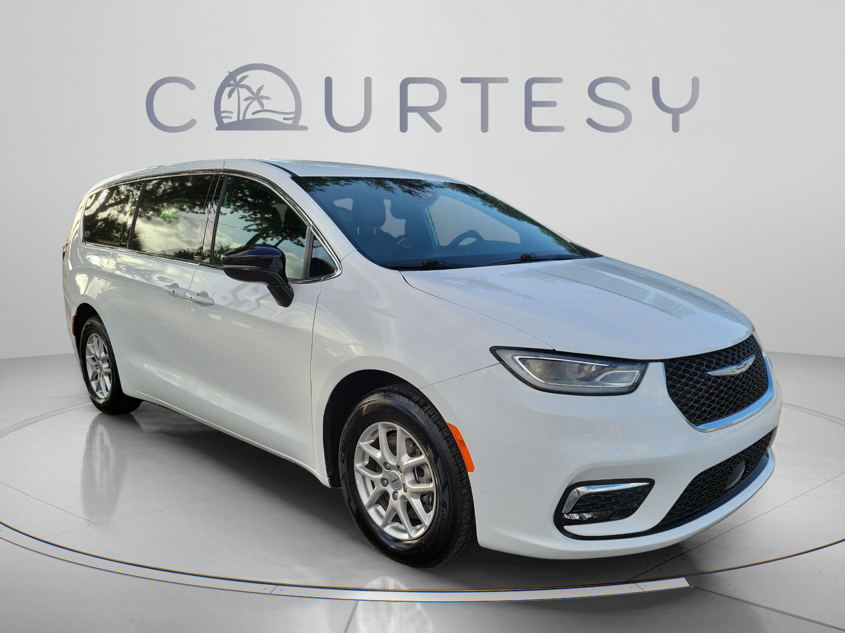 Used 2025 Chrysler Pacifica Select FWD image 5
