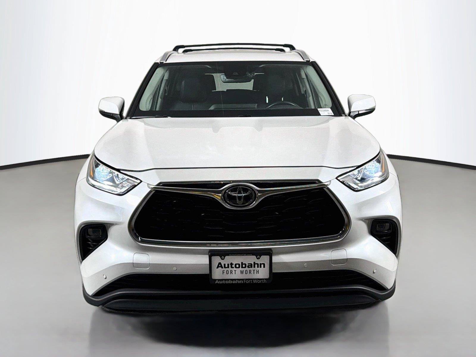 Used 2024 Toyota Highlander Limited FWD image 2