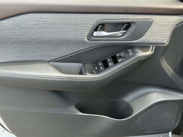 Used 2023 Nissan Rogue SV AWD/4WD image 17