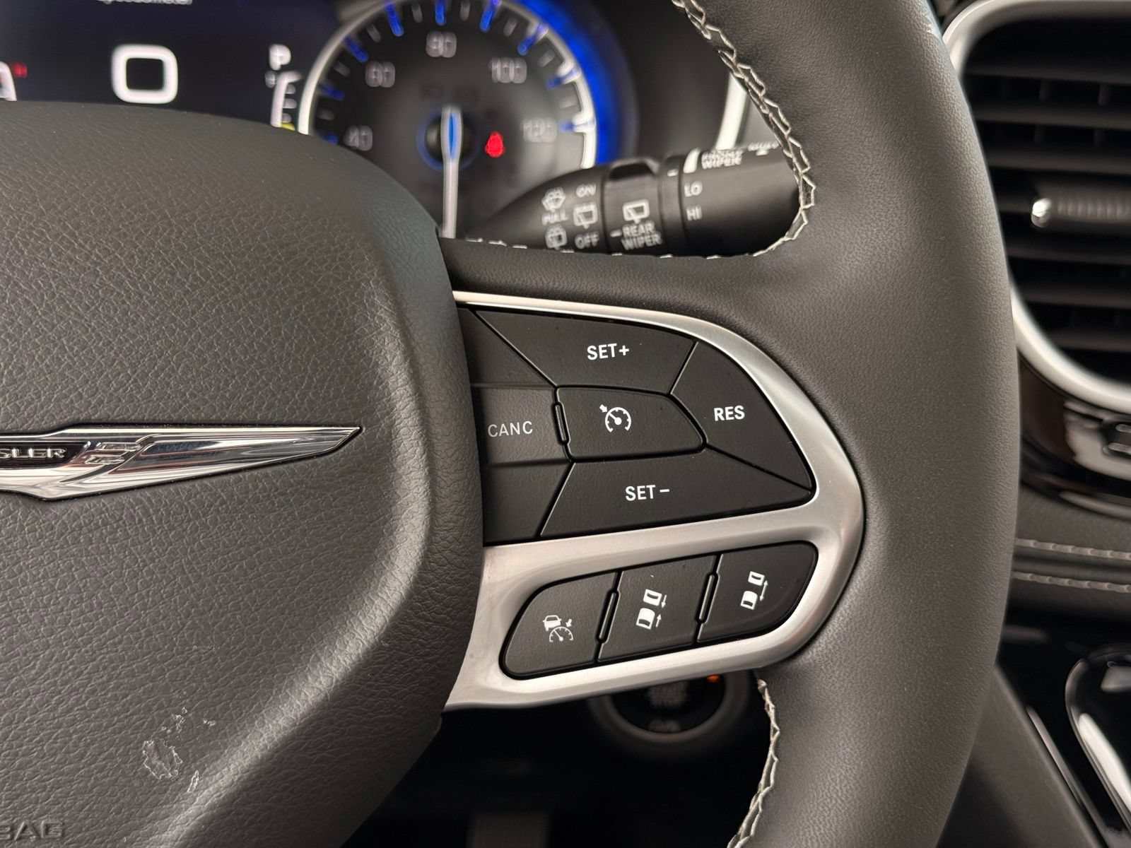 Used 2026 Chrysler Pacifica Limited FWD image 33