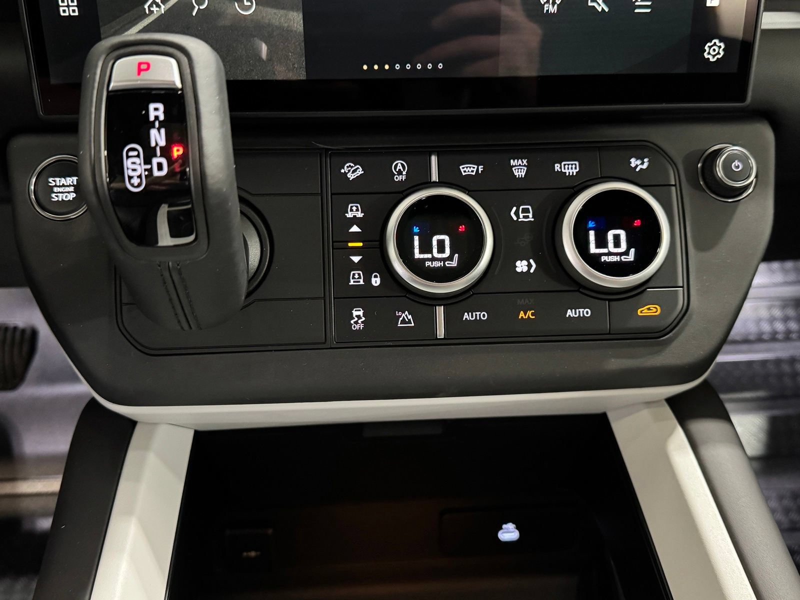 New 2026 Land Rover Defender 110 X-Dynamic SE AWD/4WD image 24
