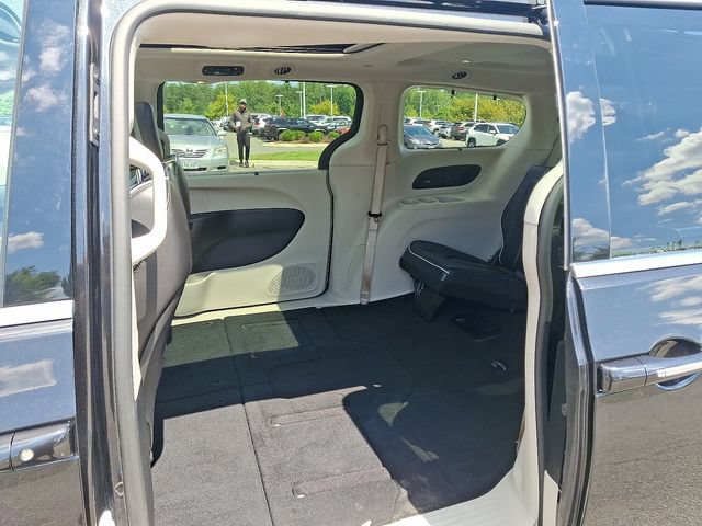 Used 2023 Chrysler Pacifica Limited FWD image 10
