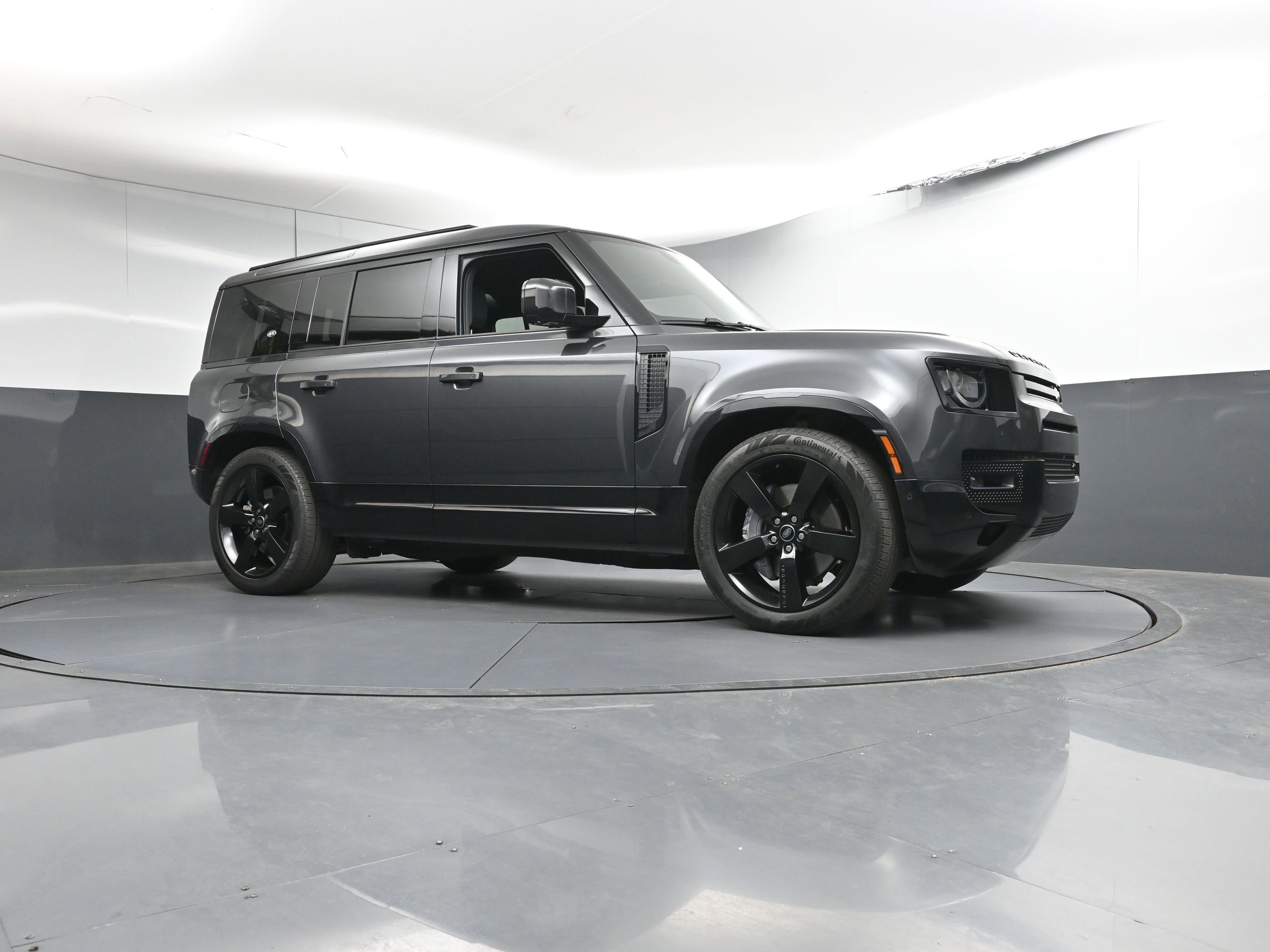 Used 2023 Land Rover Defender 110 X-Dynamic SE image 29