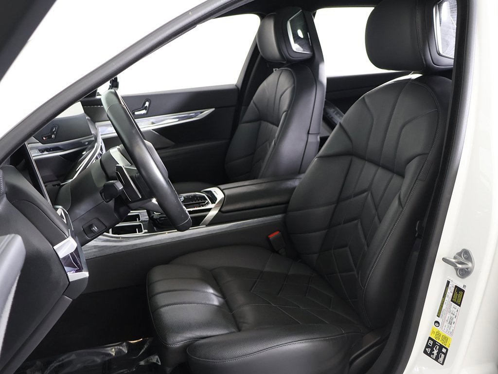 Used 2023 BMW 760i xDrive w/ Parking Assistance Package image 32