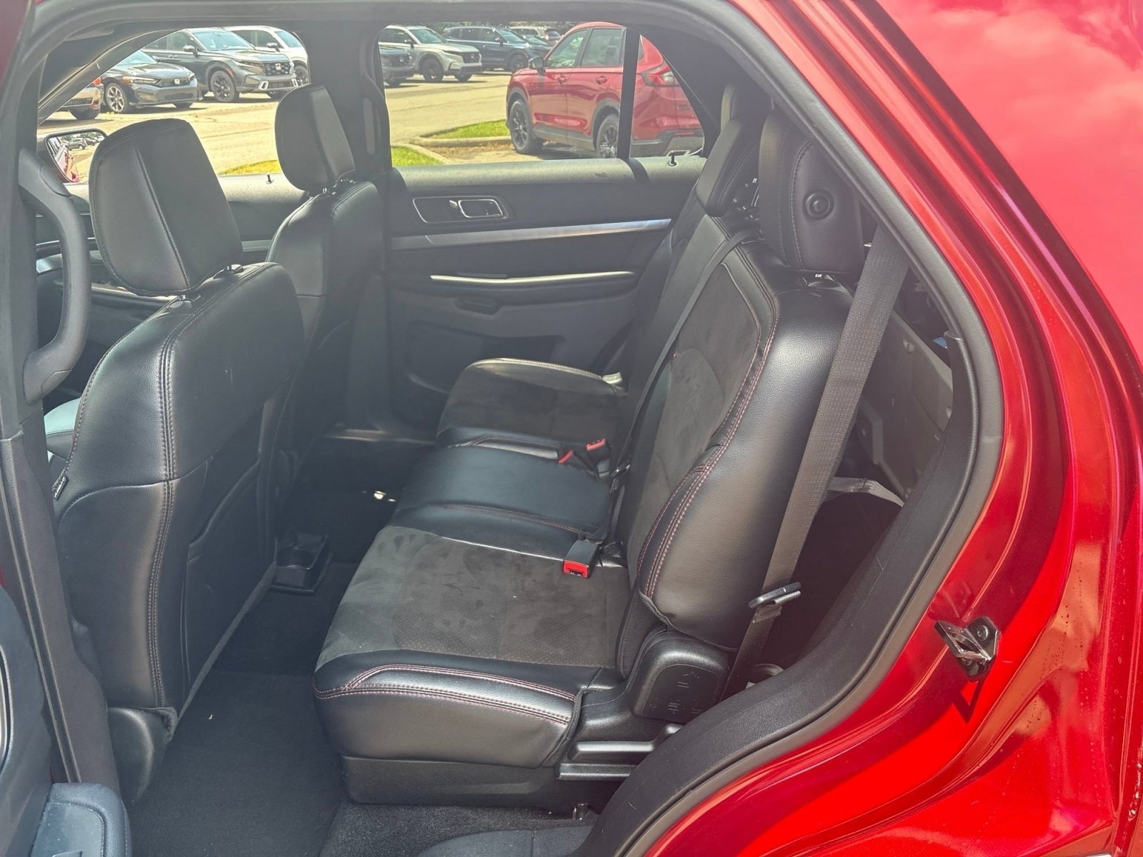 Used 2019 Ford Explorer XLT w/ Equipment Group 202A FWD image 4