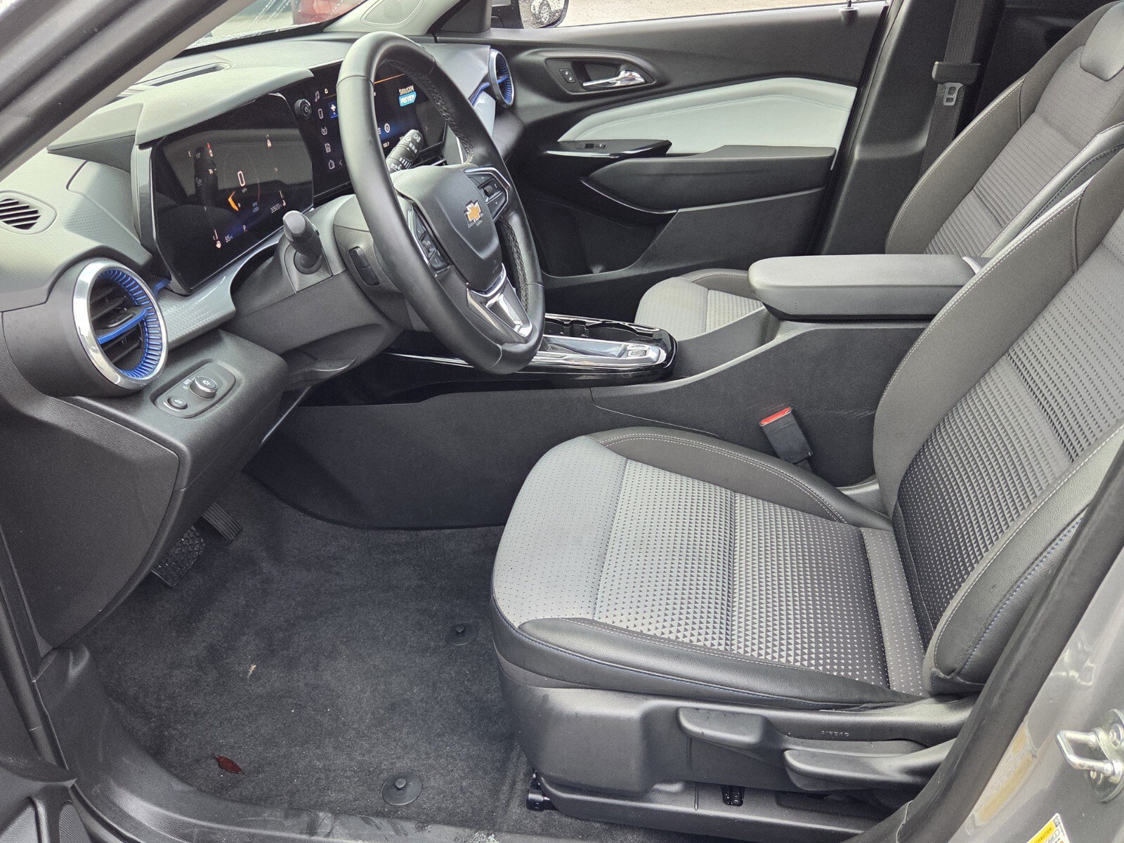 Certified 2025 Chevrolet Trax LT w/ LT Convenience Package FWD image 12