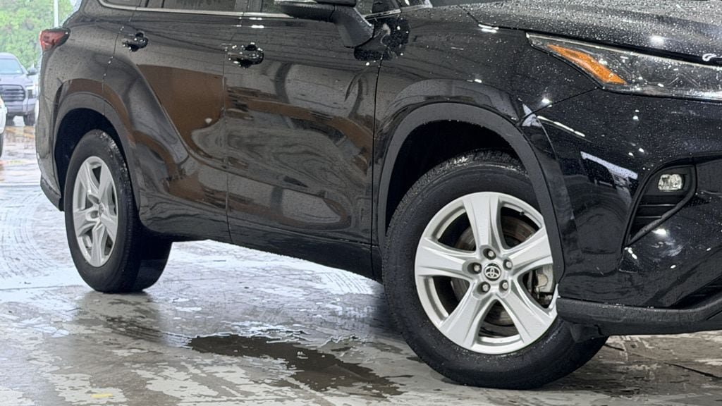 Used 2024 Toyota Highlander LE FWD image 11