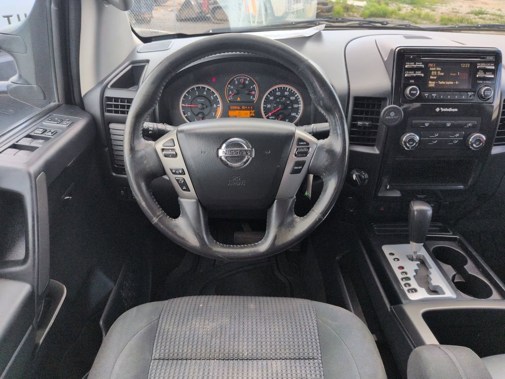 Used 2014 Nissan Titan SV w/ SV Premium Utility Package AWD/4WD image 14