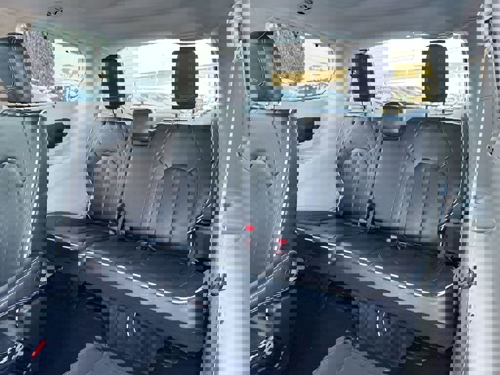 Used 2024 Chrysler Pacifica Limited image 35