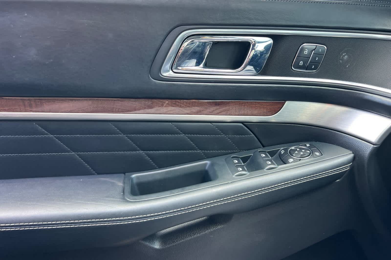 Used 2017 Ford Explorer Platinum image 11