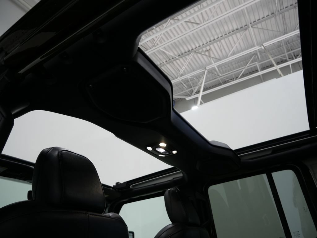 Used 2023 Jeep Wrangler Unlimited Sahara w/ Cold Weather Group AWD/4WD image 4