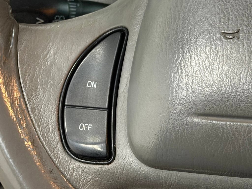 Used 2000 Lincoln Town Car Executive RWD image 31