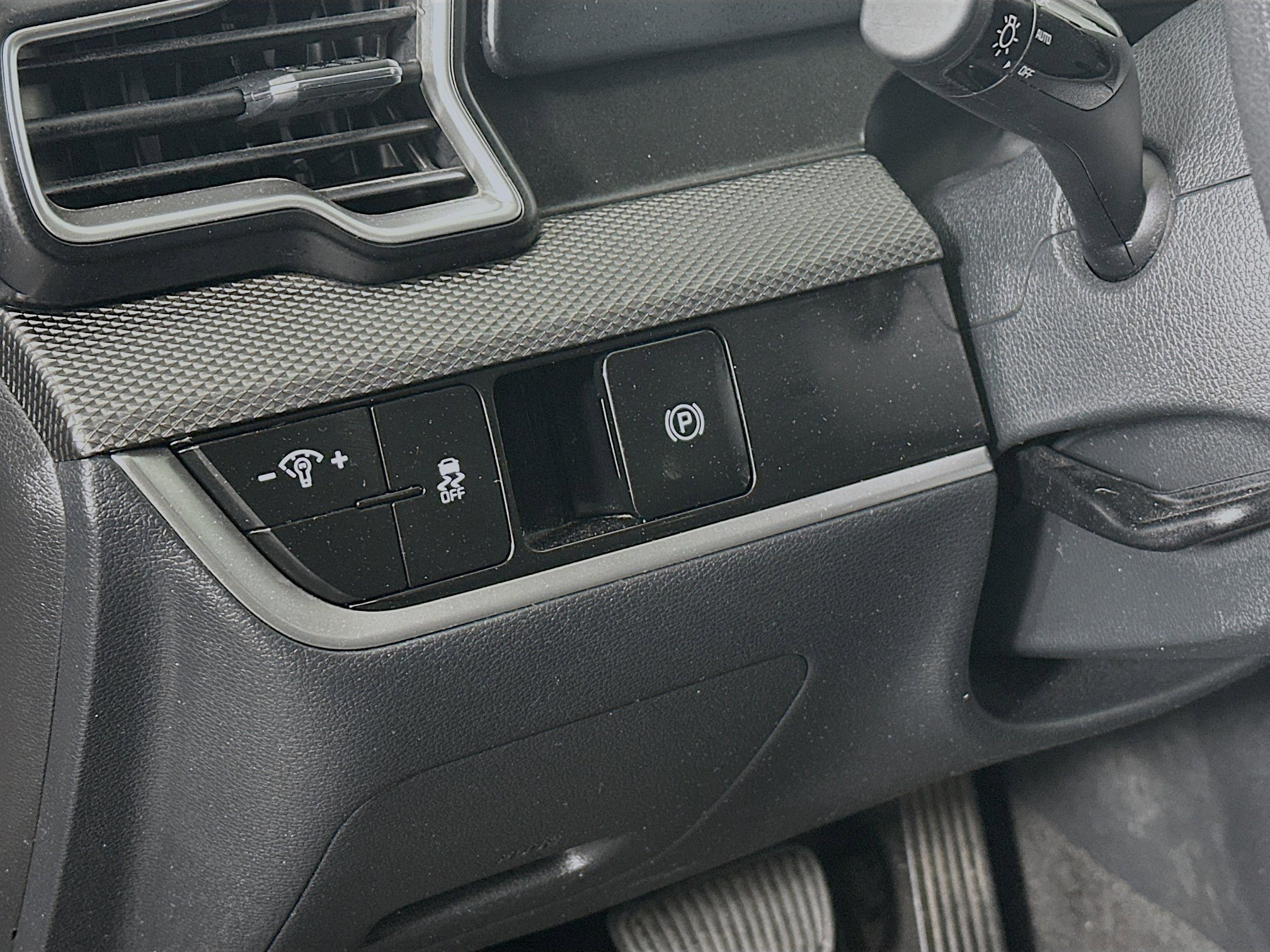 Used 2025 Kia Sportage LX image 16