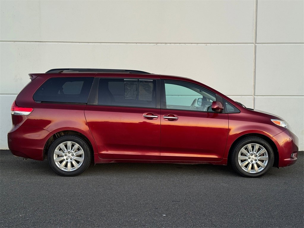 Used 2014 Toyota Sienna XLE image 7