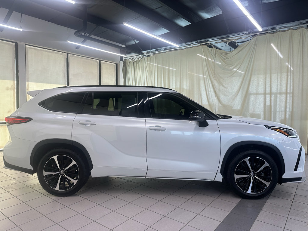 Used 2022 Toyota Highlander XSE AWD/4WD image 3