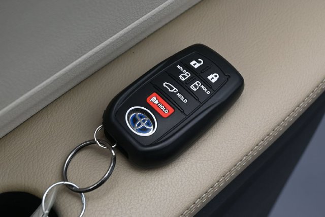 Used 2021 Toyota Sienna XLE FWD image 34
