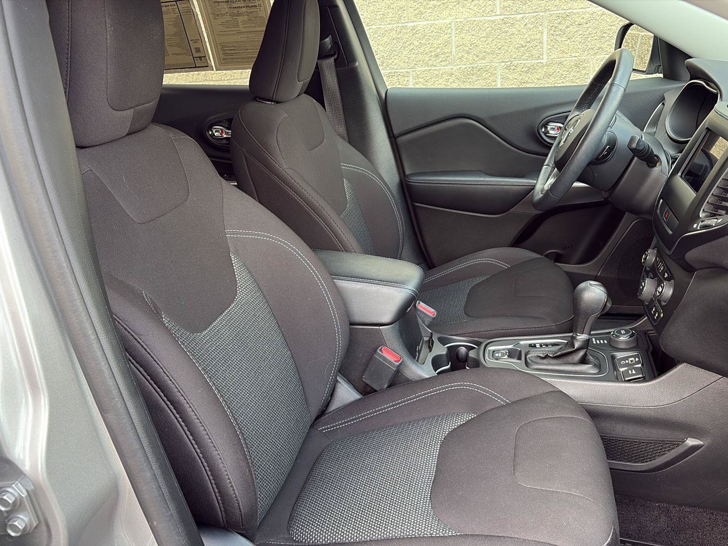 Used 2019 Jeep Cherokee Latitude w/ Cold Weather Group AWD/4WD image 22