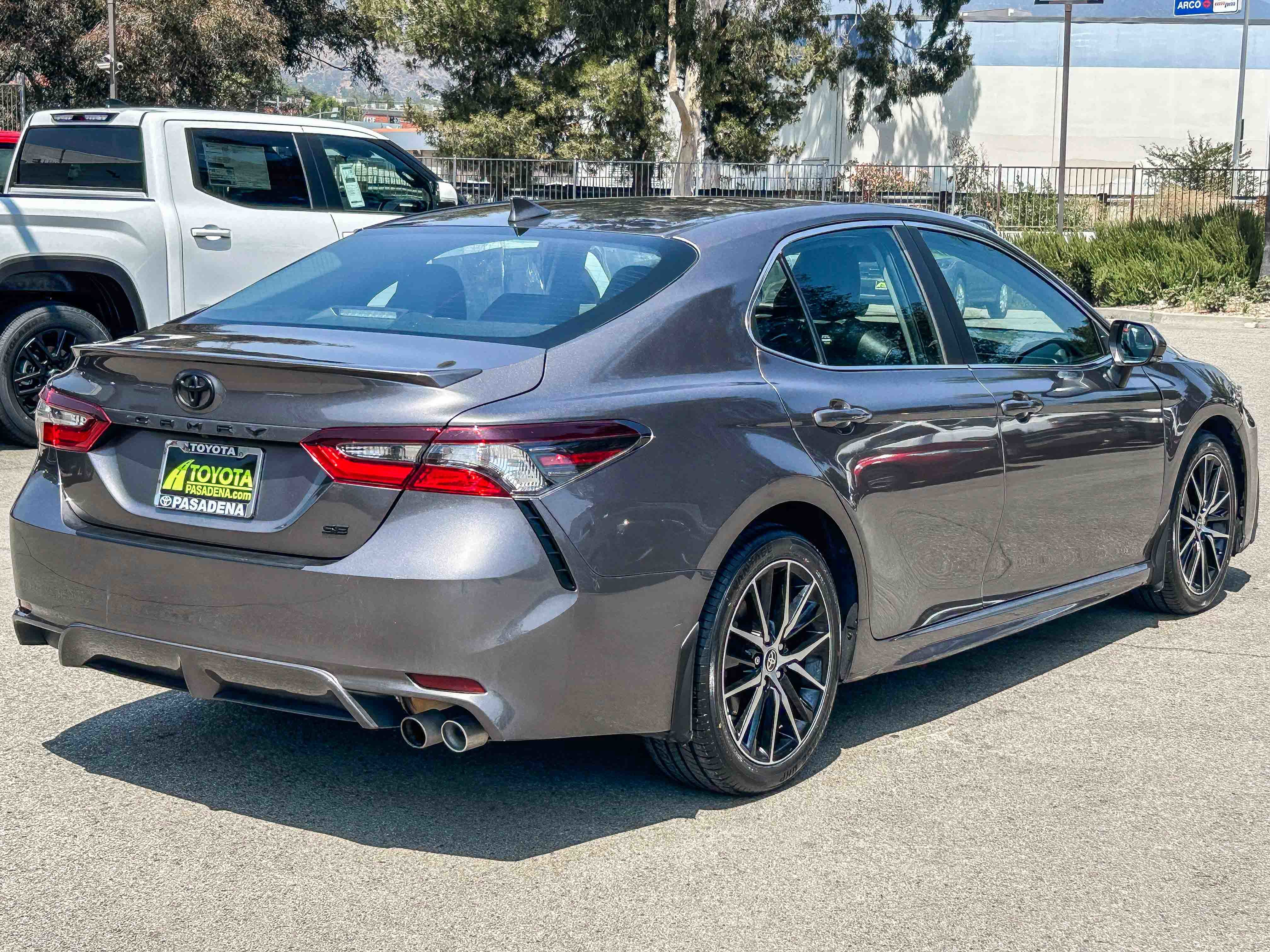 Used 2022 Toyota Camry SE FWD image 6