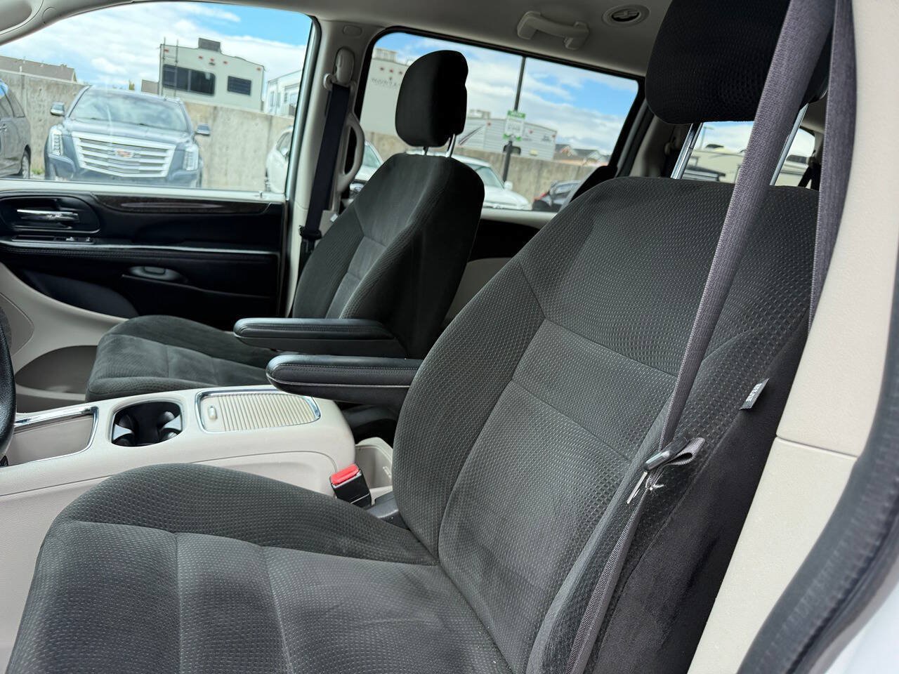 Used 2016 Dodge Grand Caravan SXT FWD image 16