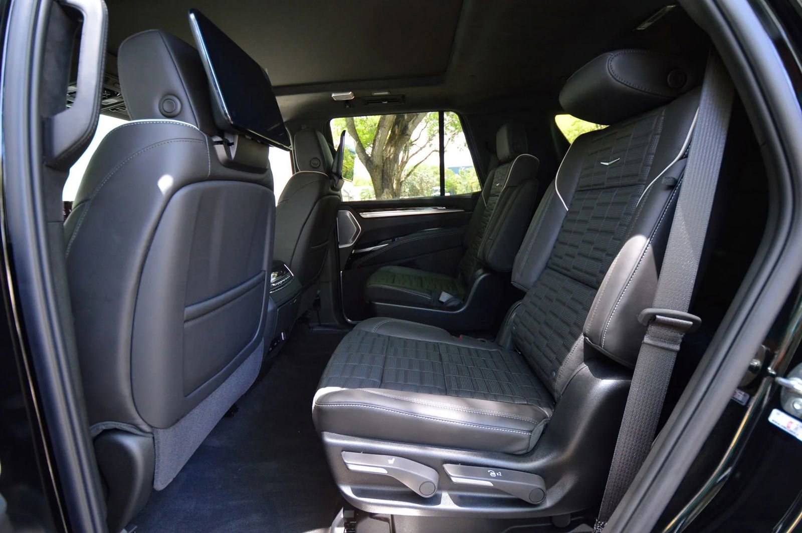 Used 2026 Cadillac Escalade Platinum Sport w/ LPO, ONYX Package AWD/4WD image 68