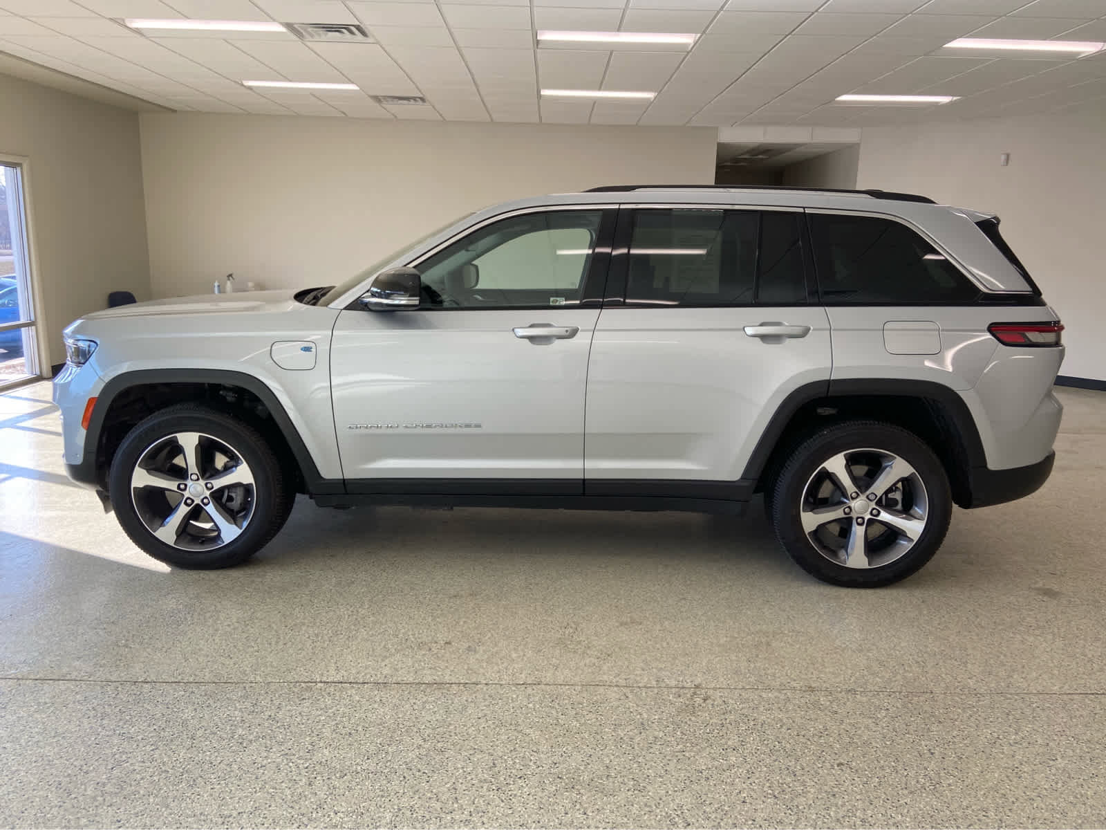 Used 2022 Jeep Grand Cherokee Limited 4xe w/ Rear Seat Video Group 1 image 11