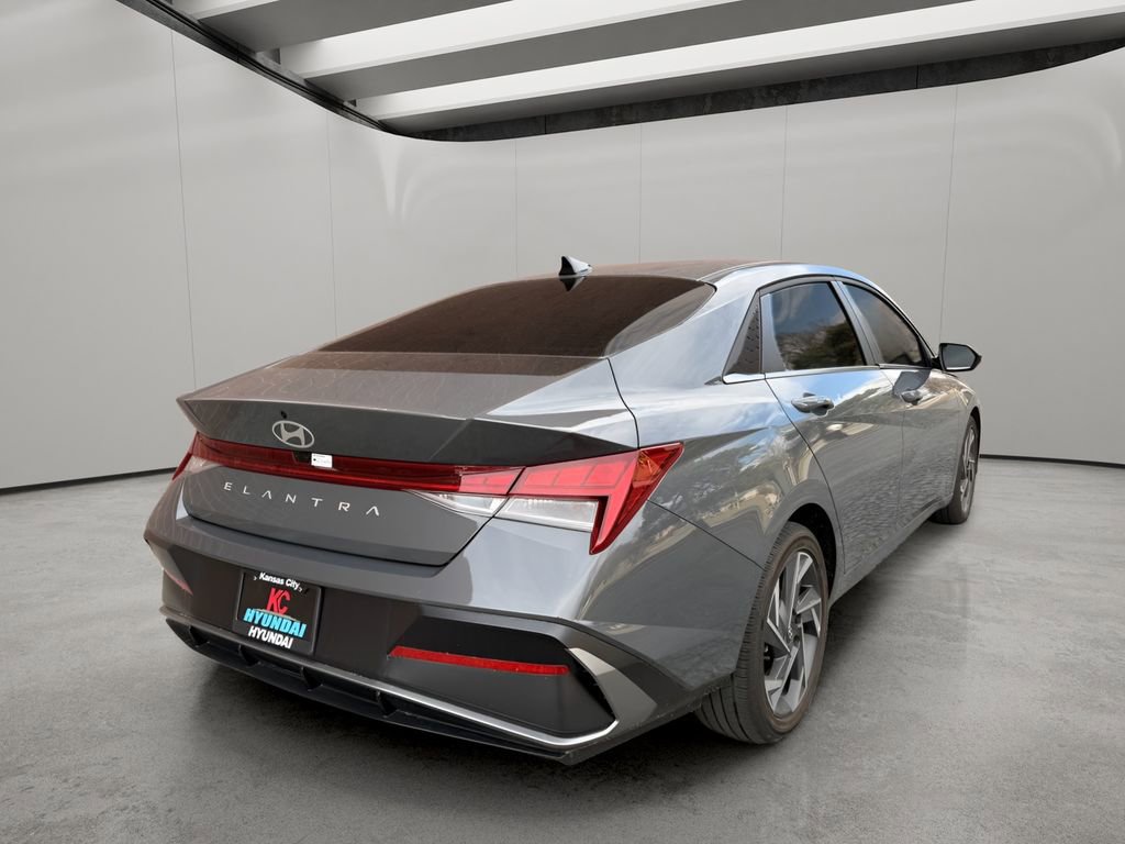 Used 2025 Hyundai Elantra SEL image 5