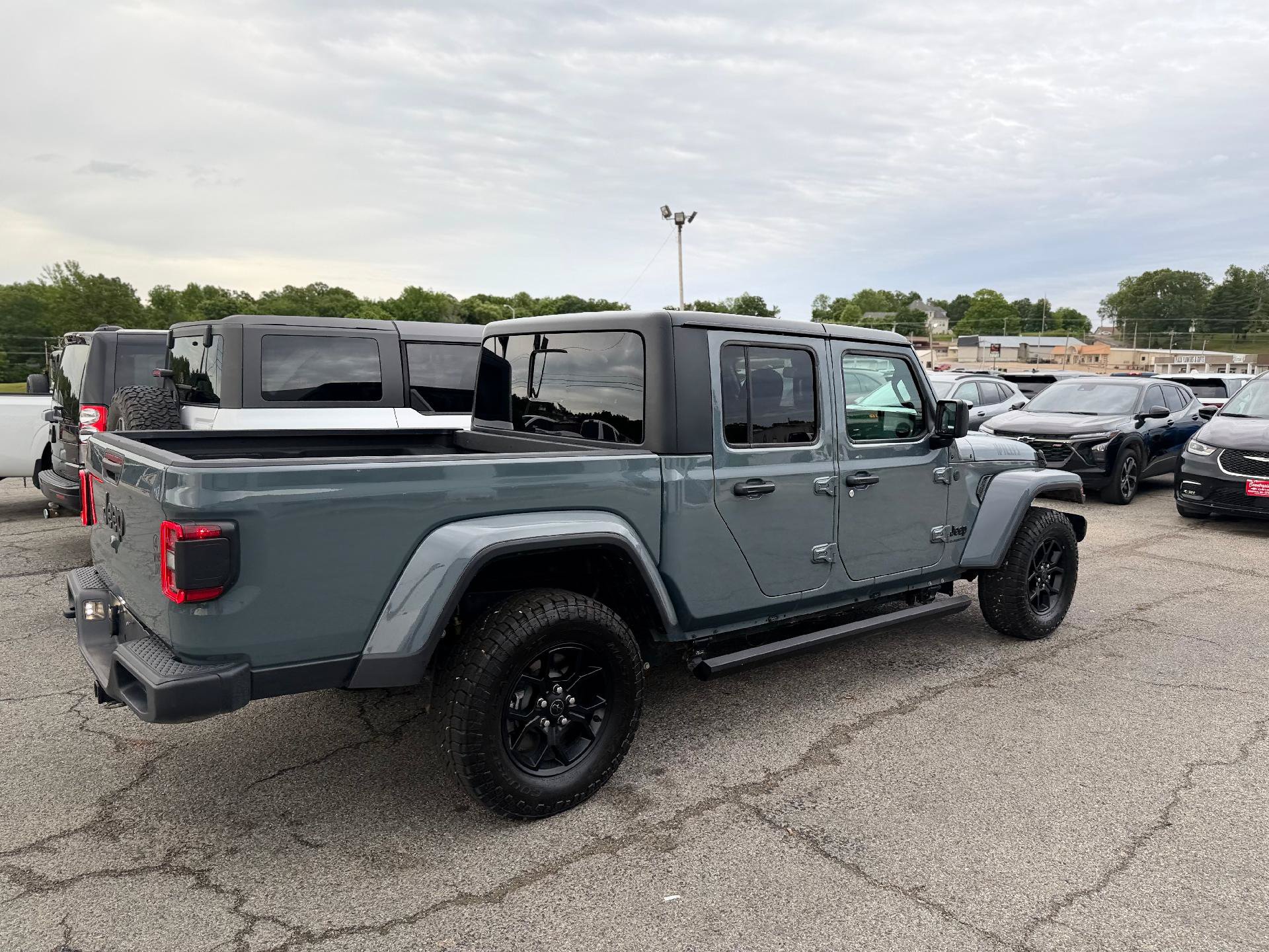 Used 2025 Jeep Gladiator Sport AWD/4WD image 3