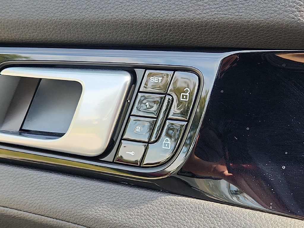 Used 2019 Porsche Panamera 4 AWD/4WD image 26