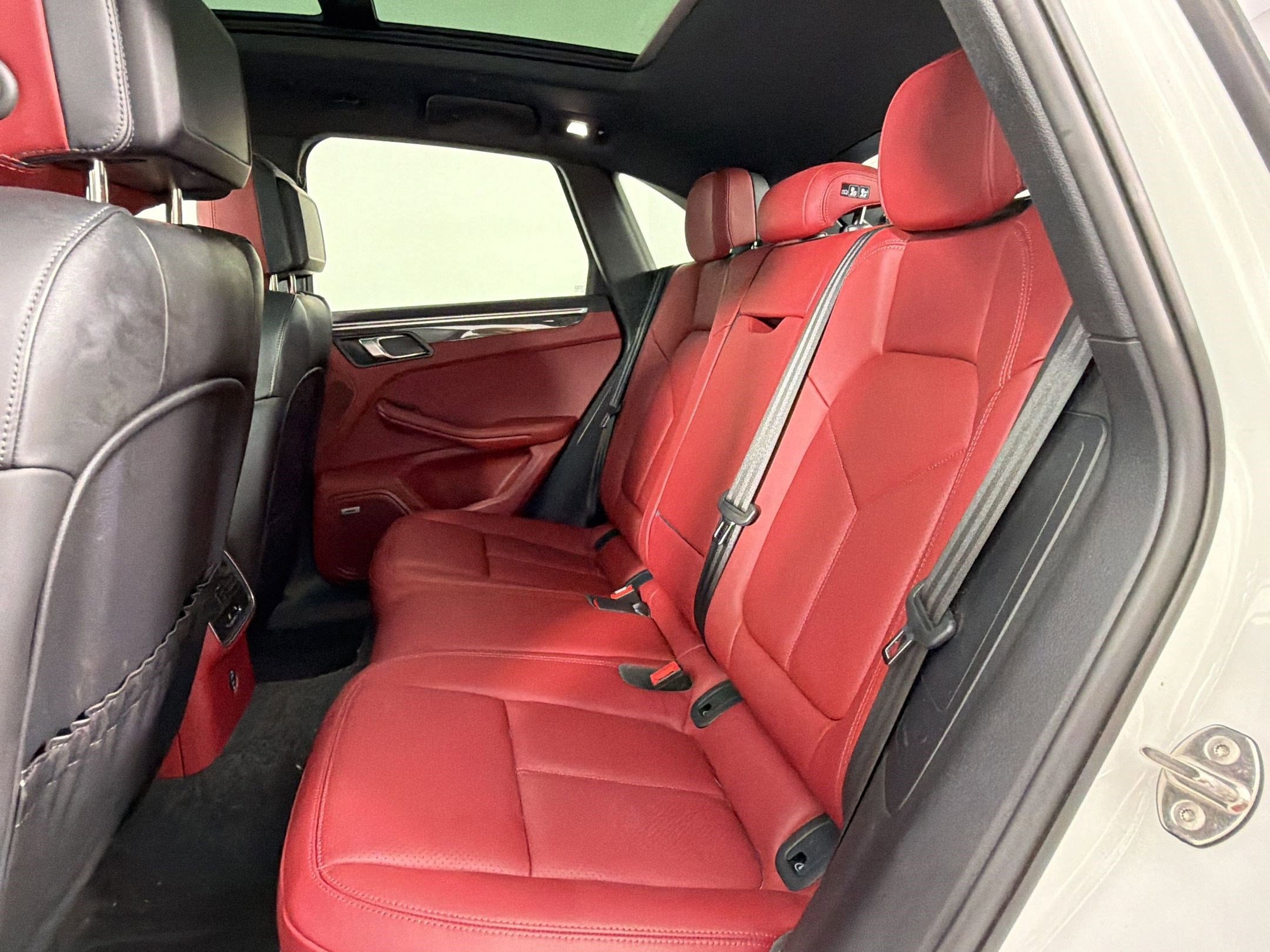 Certified 2022 Porsche Macan S image 18